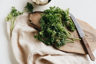5 formas deliciosas de aprovechar los tallos de tus hierbas frescas en la cocina