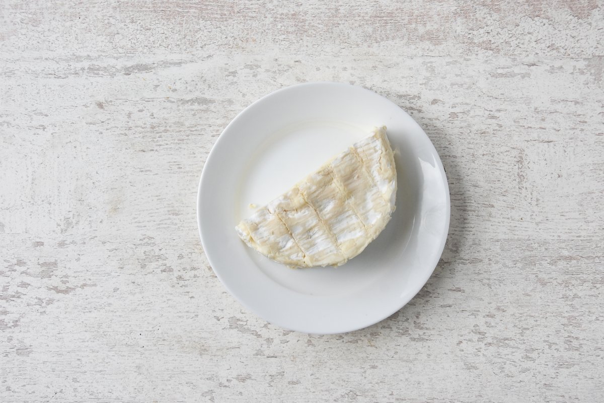 Rascamos la corteza del queso y lo añadimos