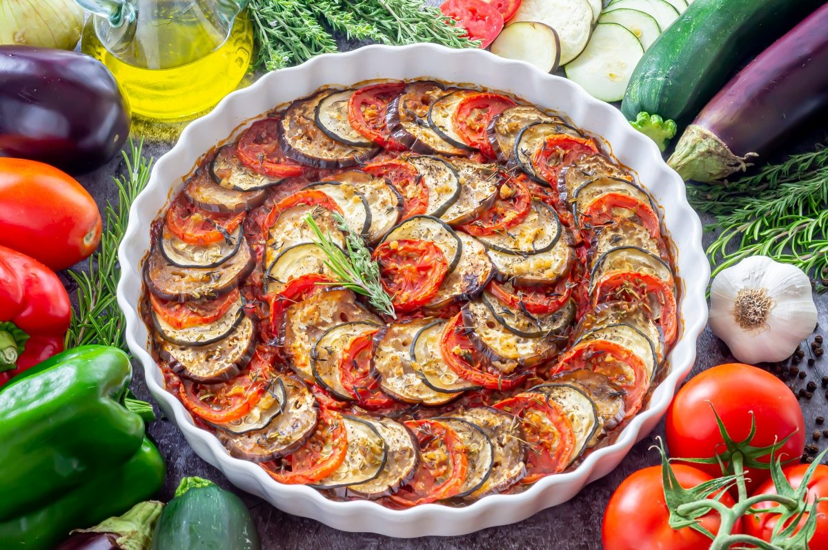 Ratatouille decorado con romero y tomillo fresco