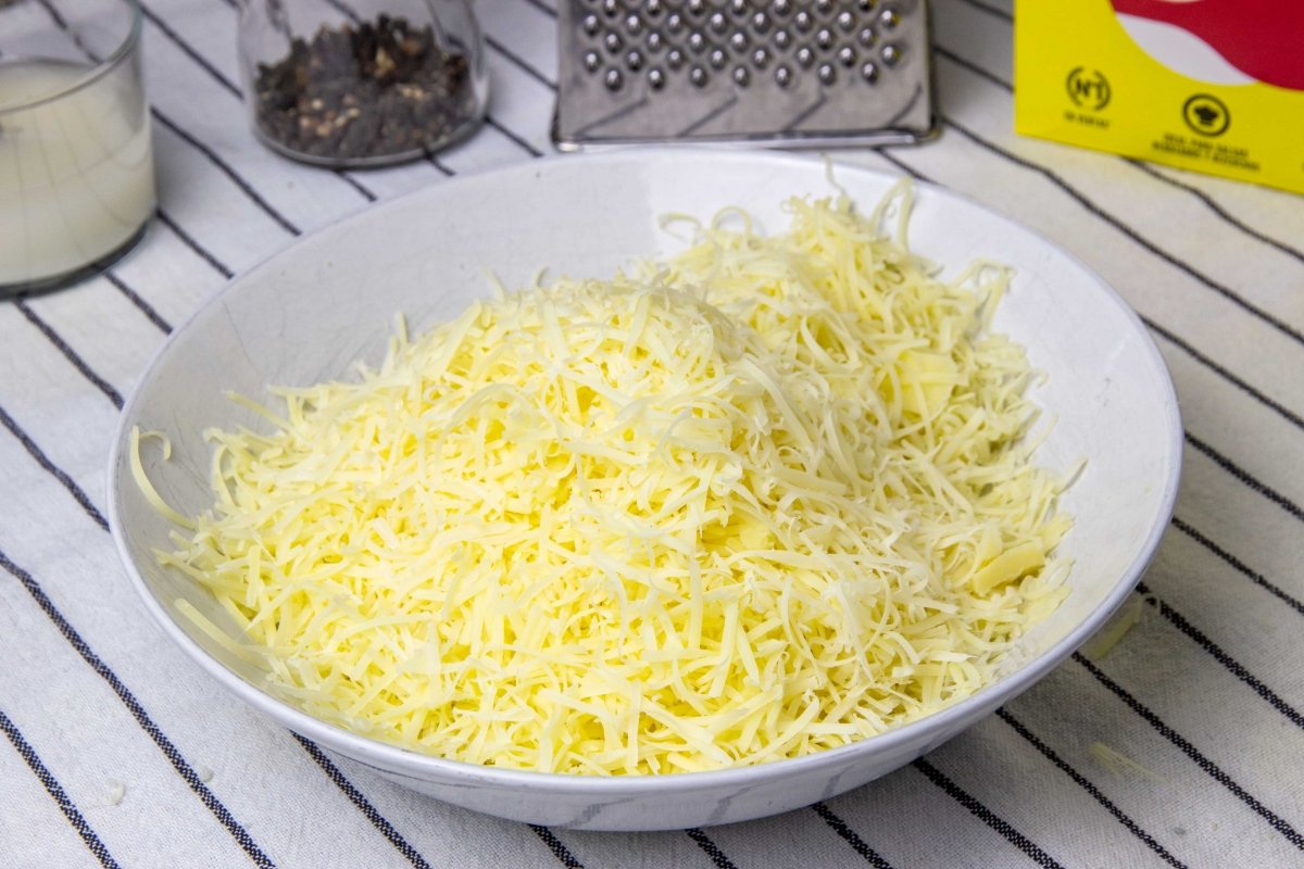 Rayar el queso para la fondue de quesos