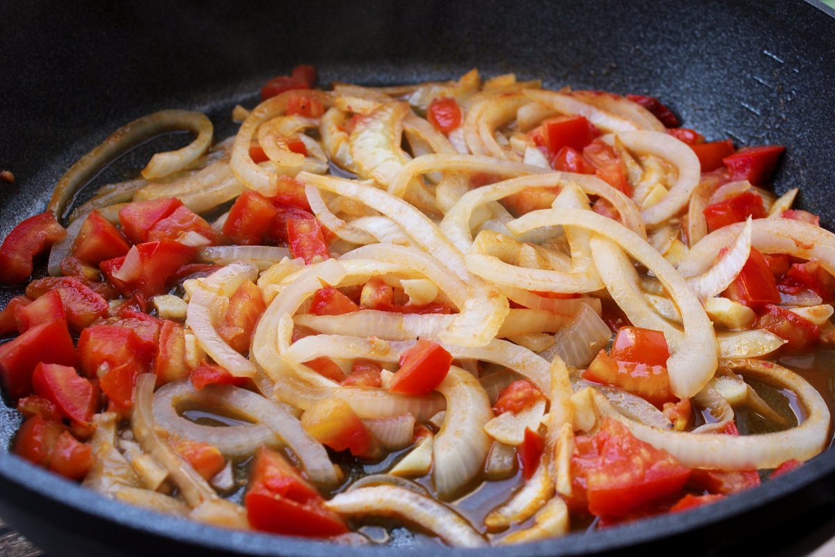 Realización del sofrito con los vegetales