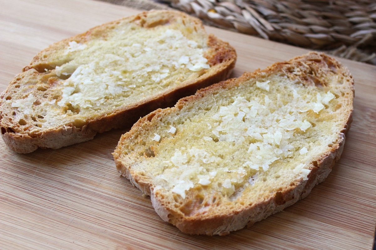 Rebanadas de pan tostado con el ajo untado