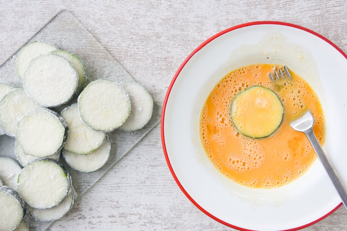 Rebozamos el calabacín enharinado con huevo batido