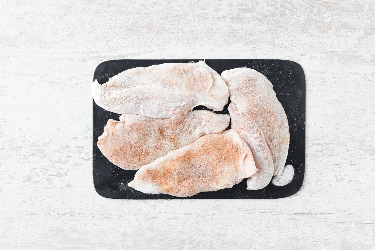 Rebozamos el pollo condimentado en harina