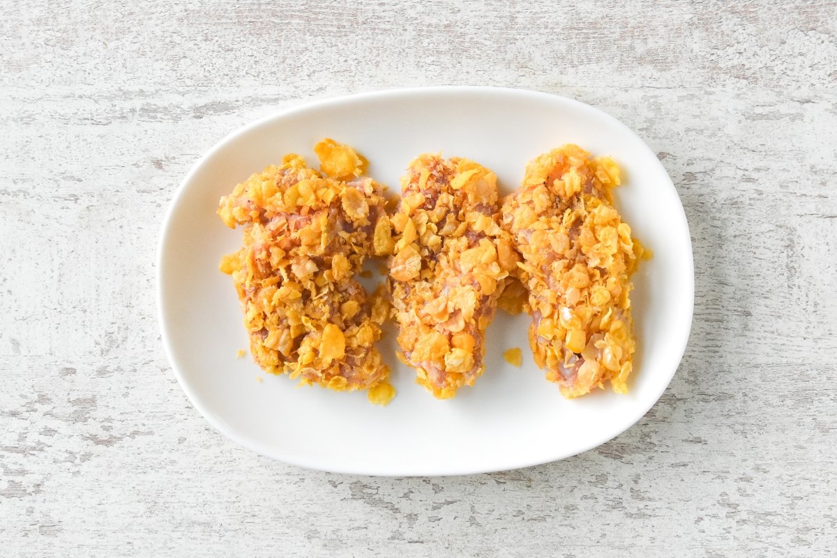 Rebozamos el pollo en harina, huevo y cereales