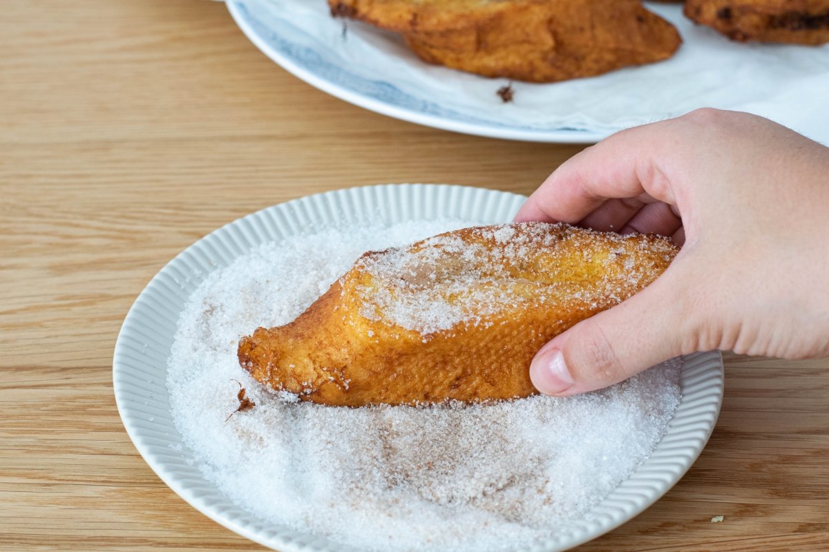 Rebozamos en azúcar blanco y canela las torrijas de leche