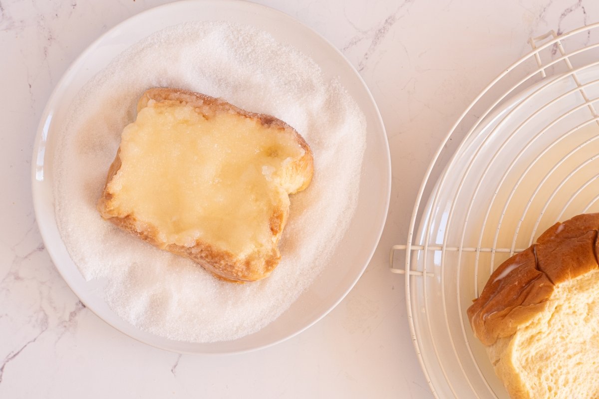 Rebozamos en azúcar las torrijas caramelizadas