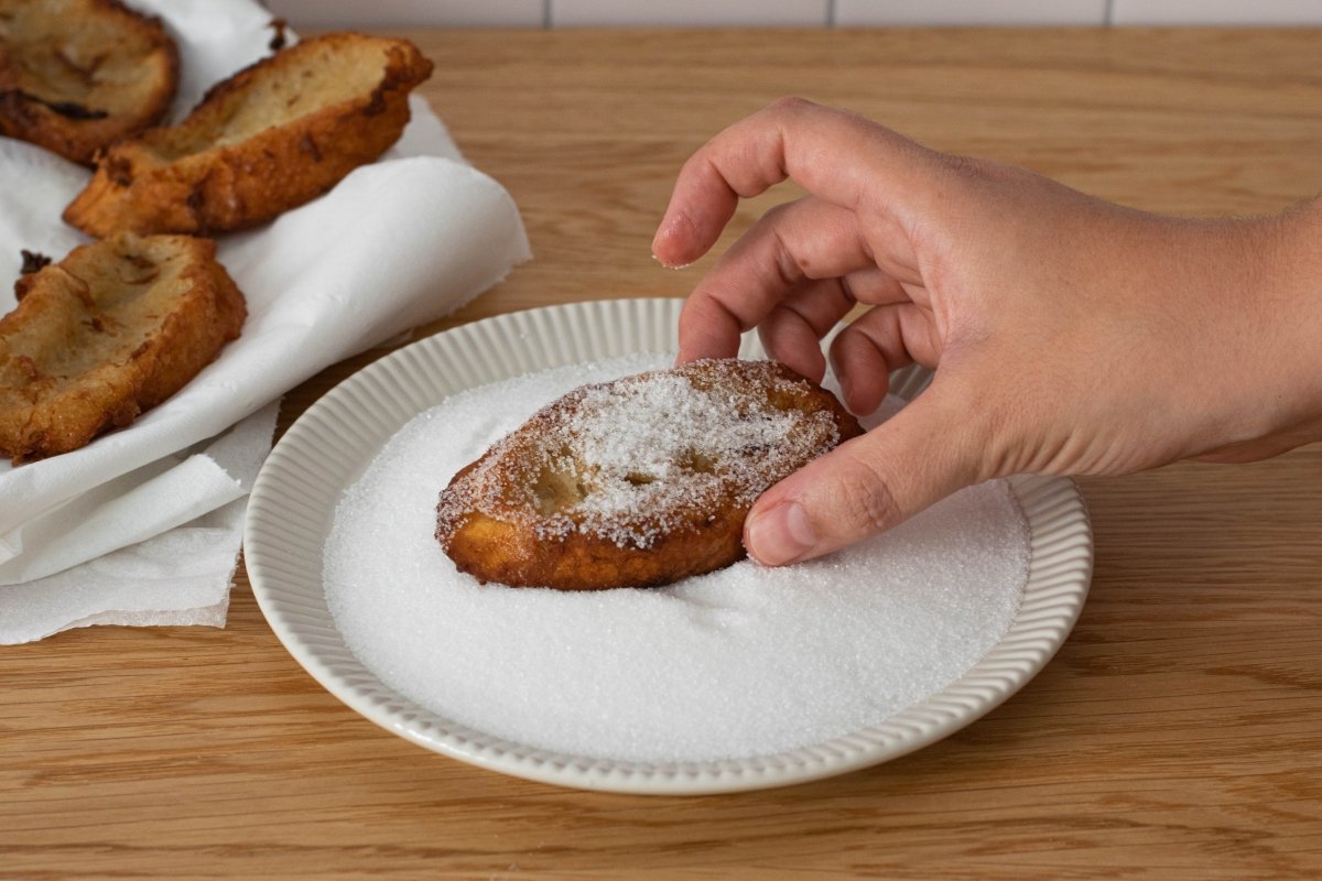 Rebozamos en azúcar las torrijas de horchata