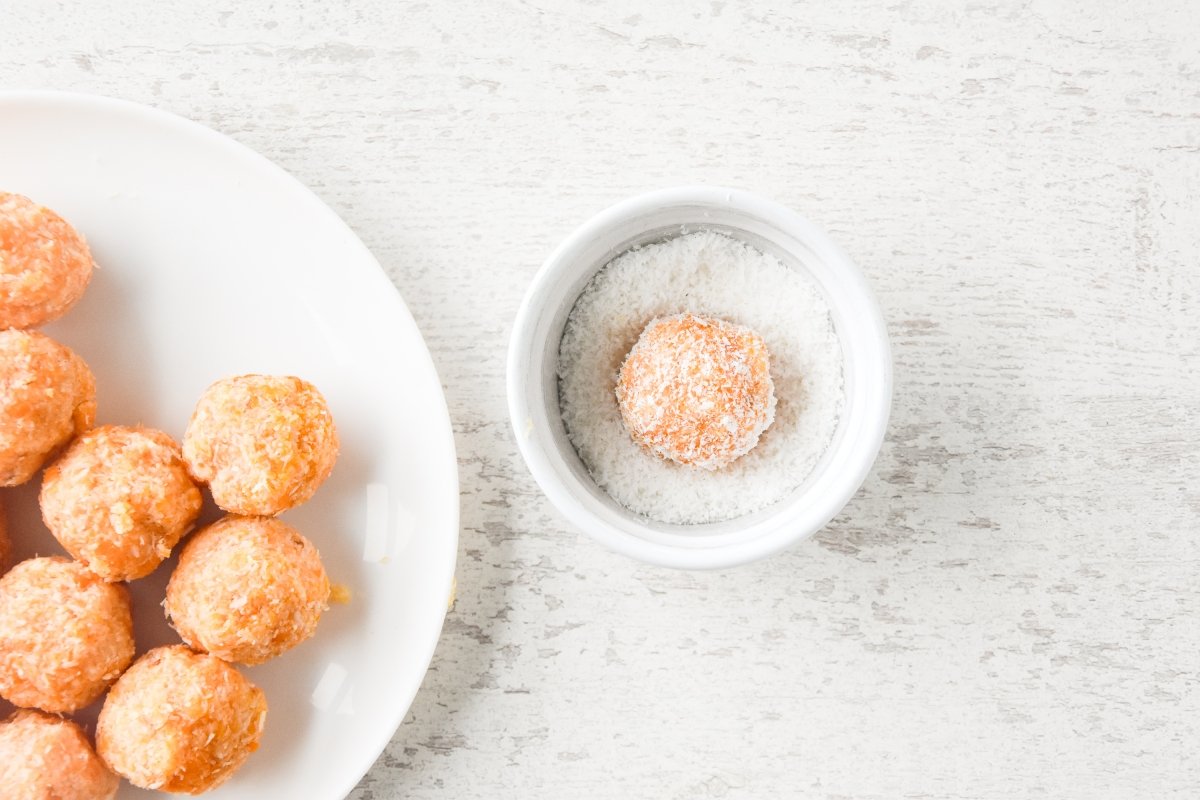 Rebozamos las bolitas con coco rallado