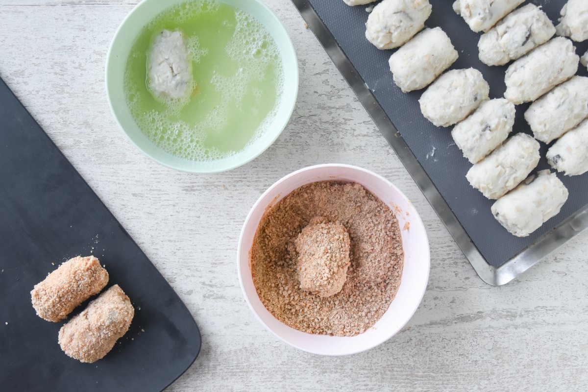 Rebozamos las croquetas de boletus con huevo y pan rallado