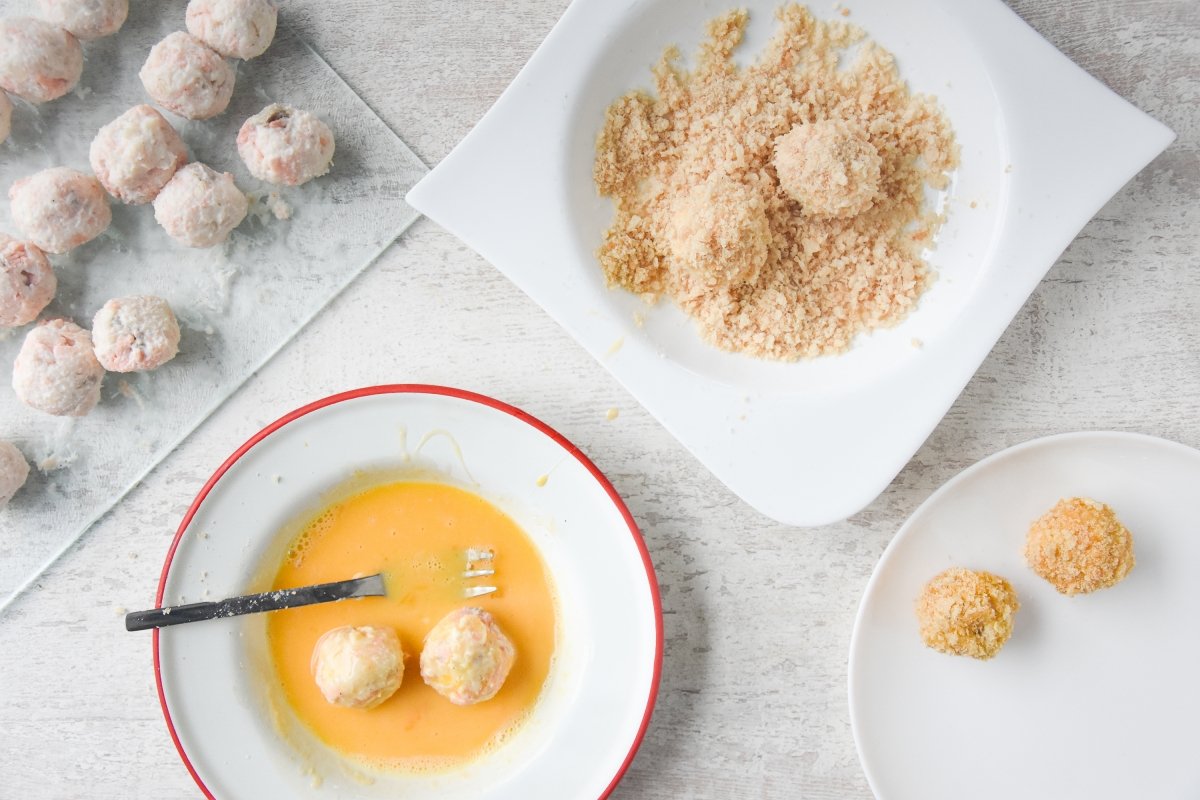 Rebozamos las croquetas de salmón