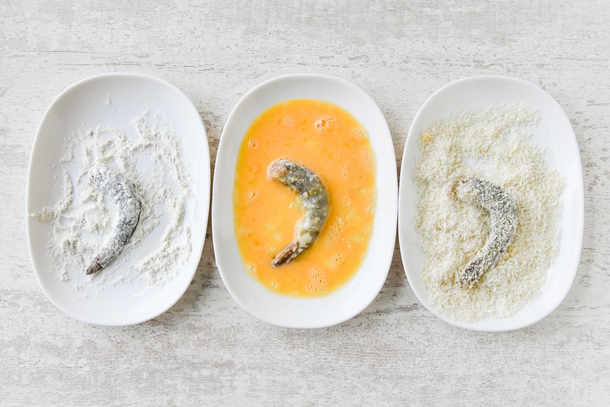 Rebozamos las gambas en harina, huevo y panko