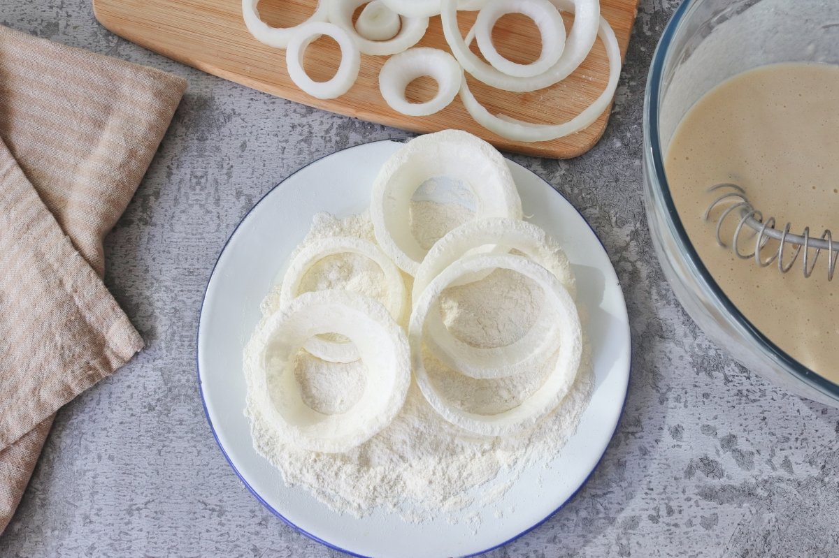 Dip the onion rings in the flour