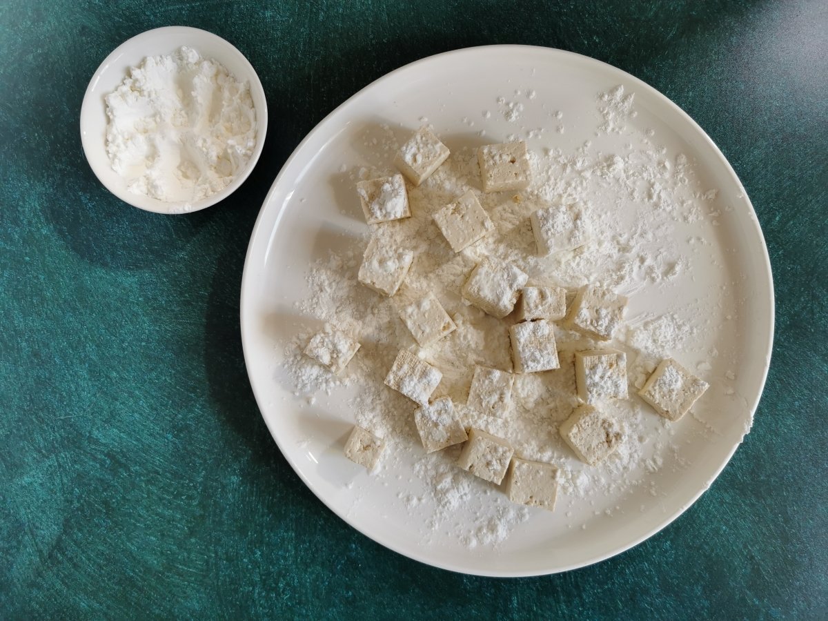 Rebozar los cubitos de tofu con la Maizena