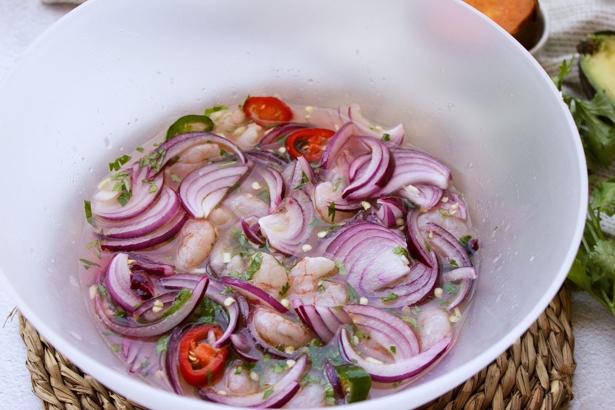 recipiente con los ingredientes del ceviche de gambas antes de macerar