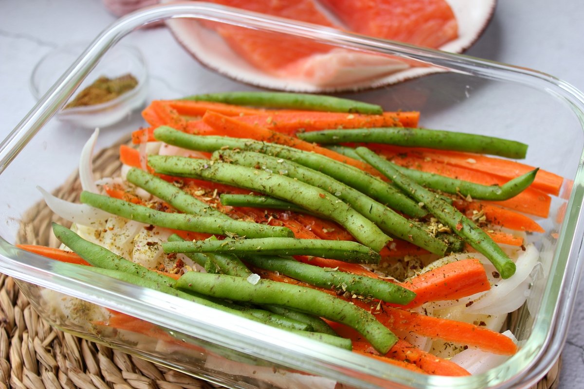 Recipiente con los vegetales para hacer en el microondas