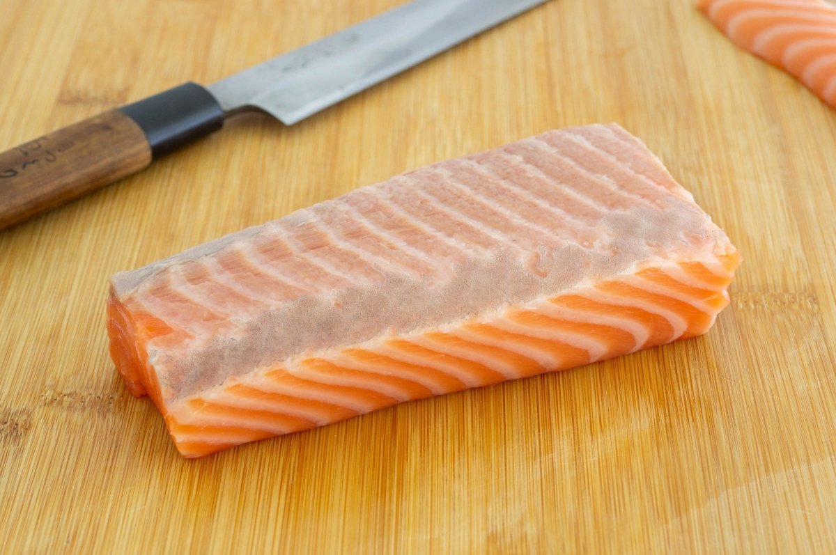 Recortar el salmón para el usuzukuri