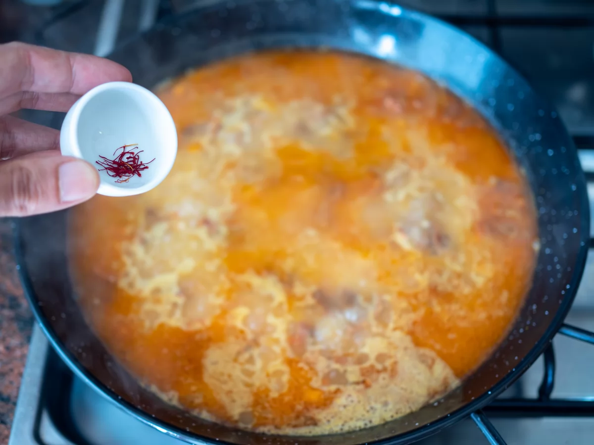 Arroz con caracoles 8 Rectificar de sal y añadir el azafrán para el arroz con caracoles