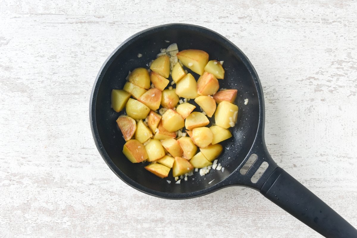Reducimos el vino con las patatas