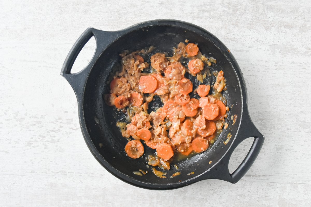 Reducimos el vino con las verduras