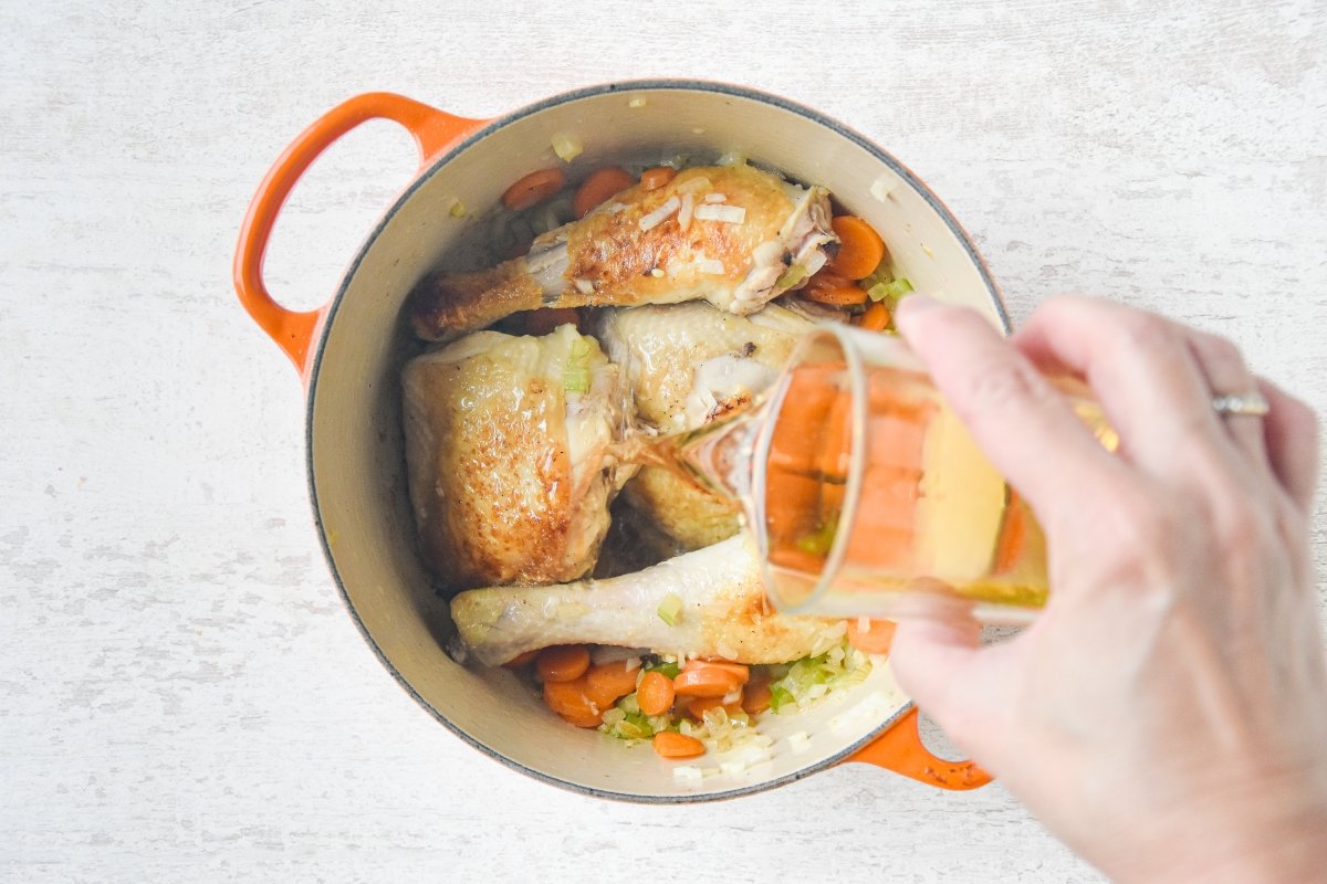 Reducimos el vino en el estofado de pollo