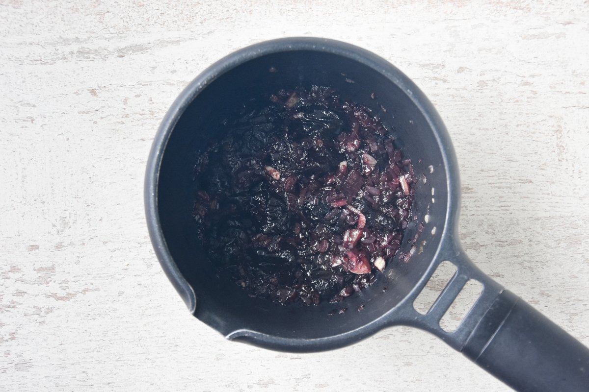Reducimos las pasas con el vino tinto