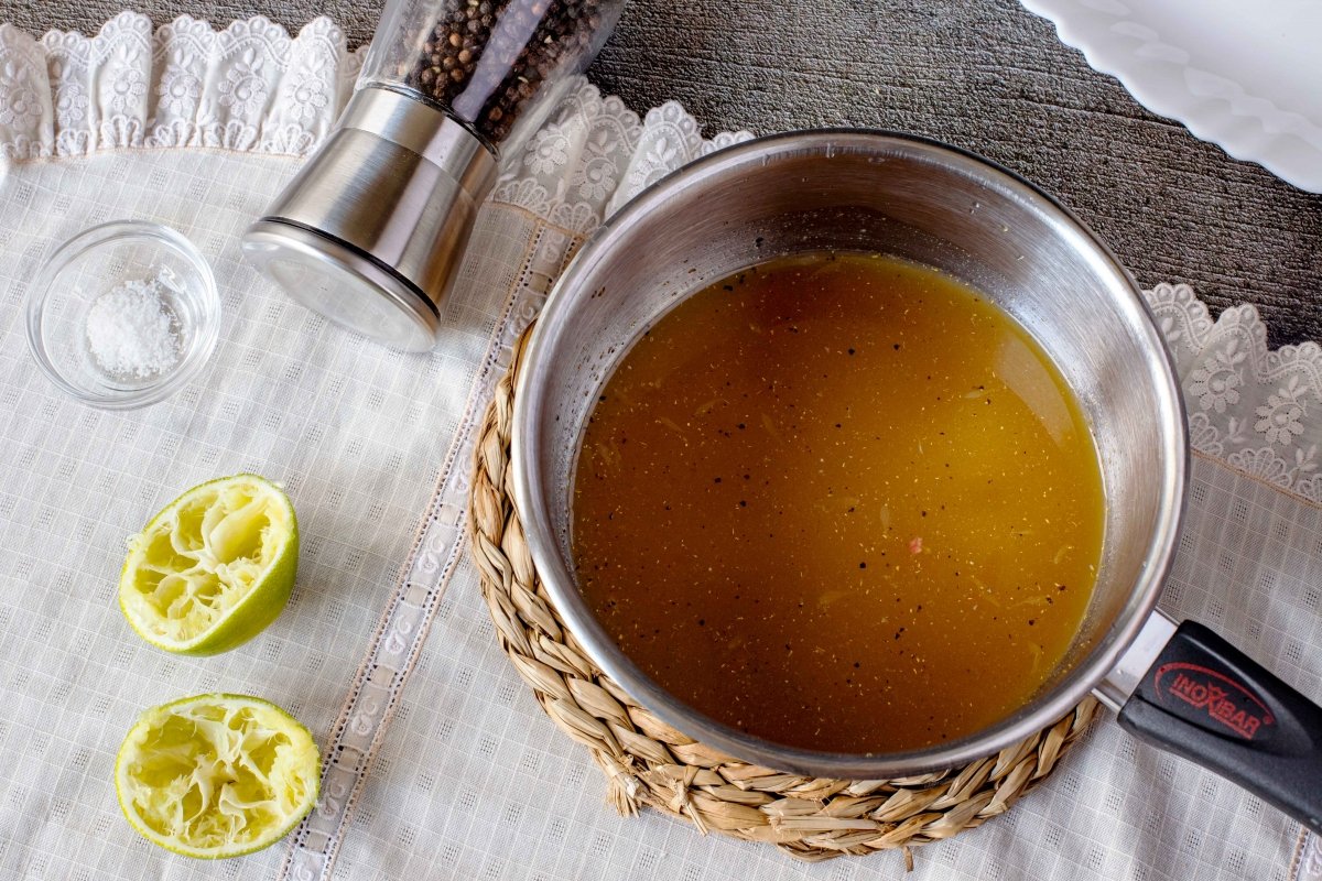 Reducir la salsa de miel para las chuletas