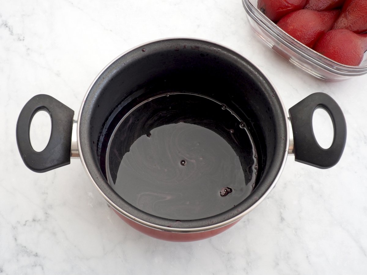 Reducir la salsa de vino tinto