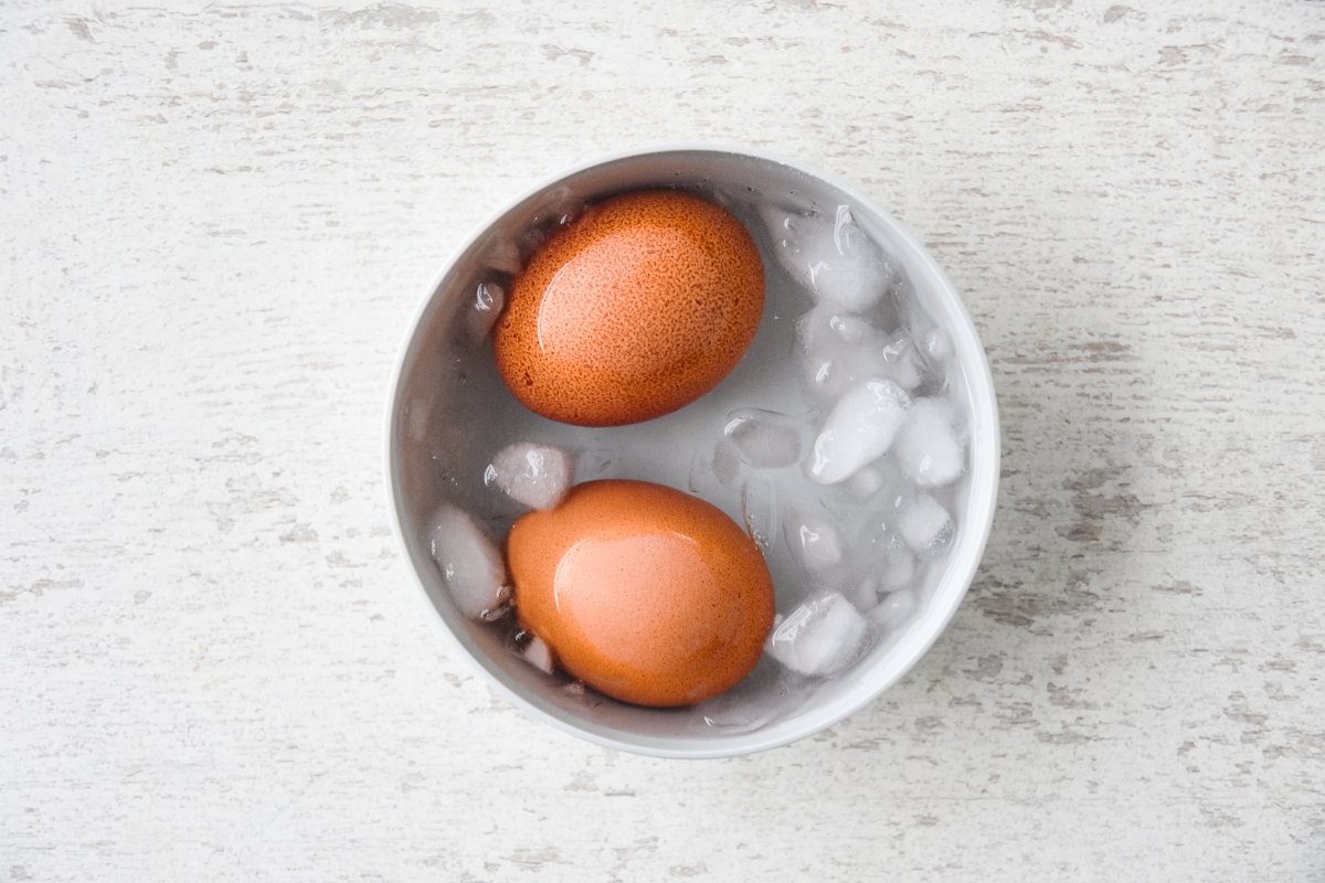Refrescamos los huevos con agua helada