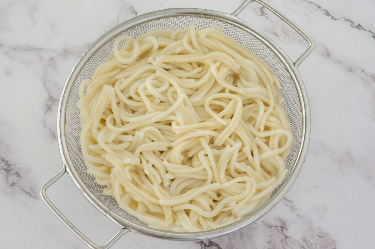 Refrescar los fideos para los jajangmyeon