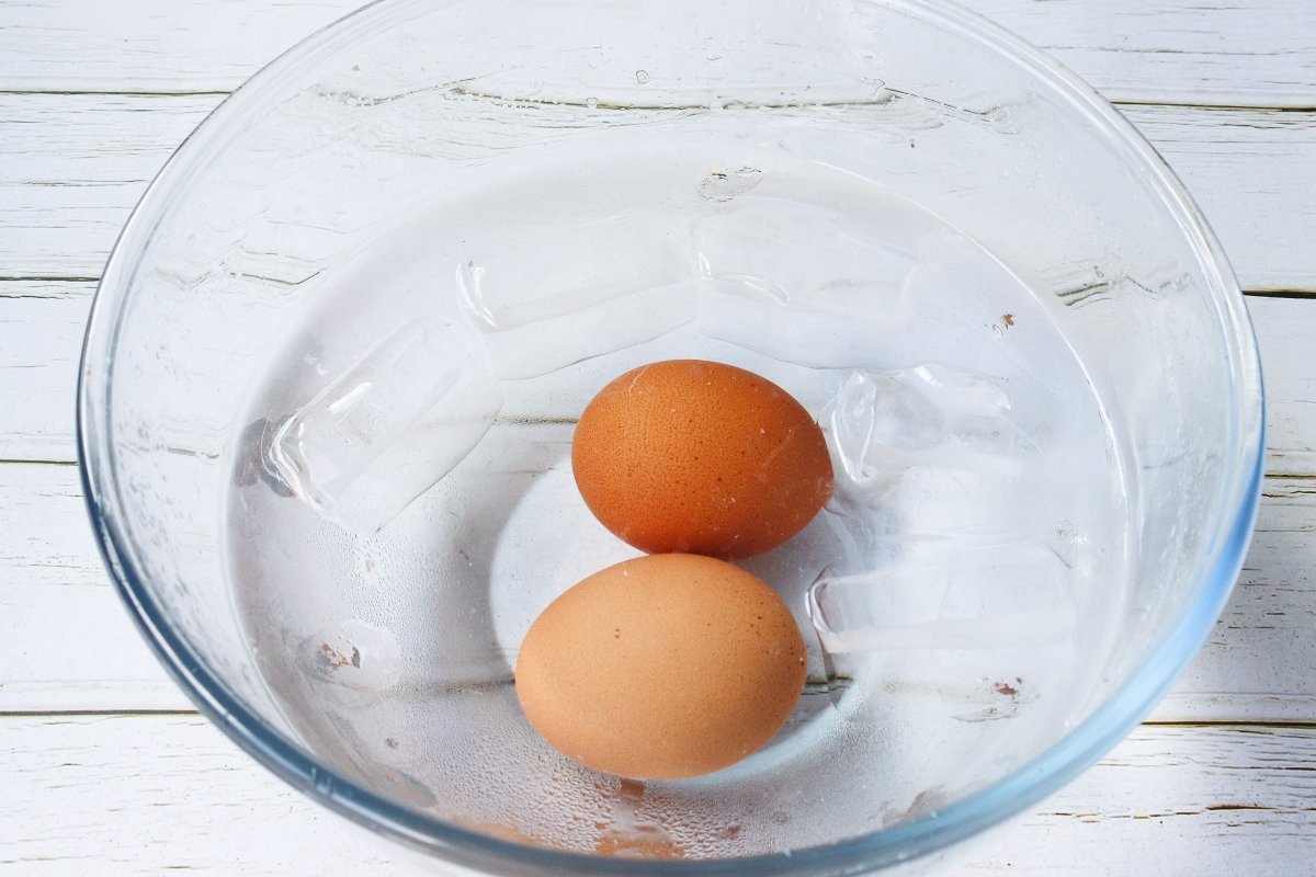 Refrescar los huevos mollet en agua helada