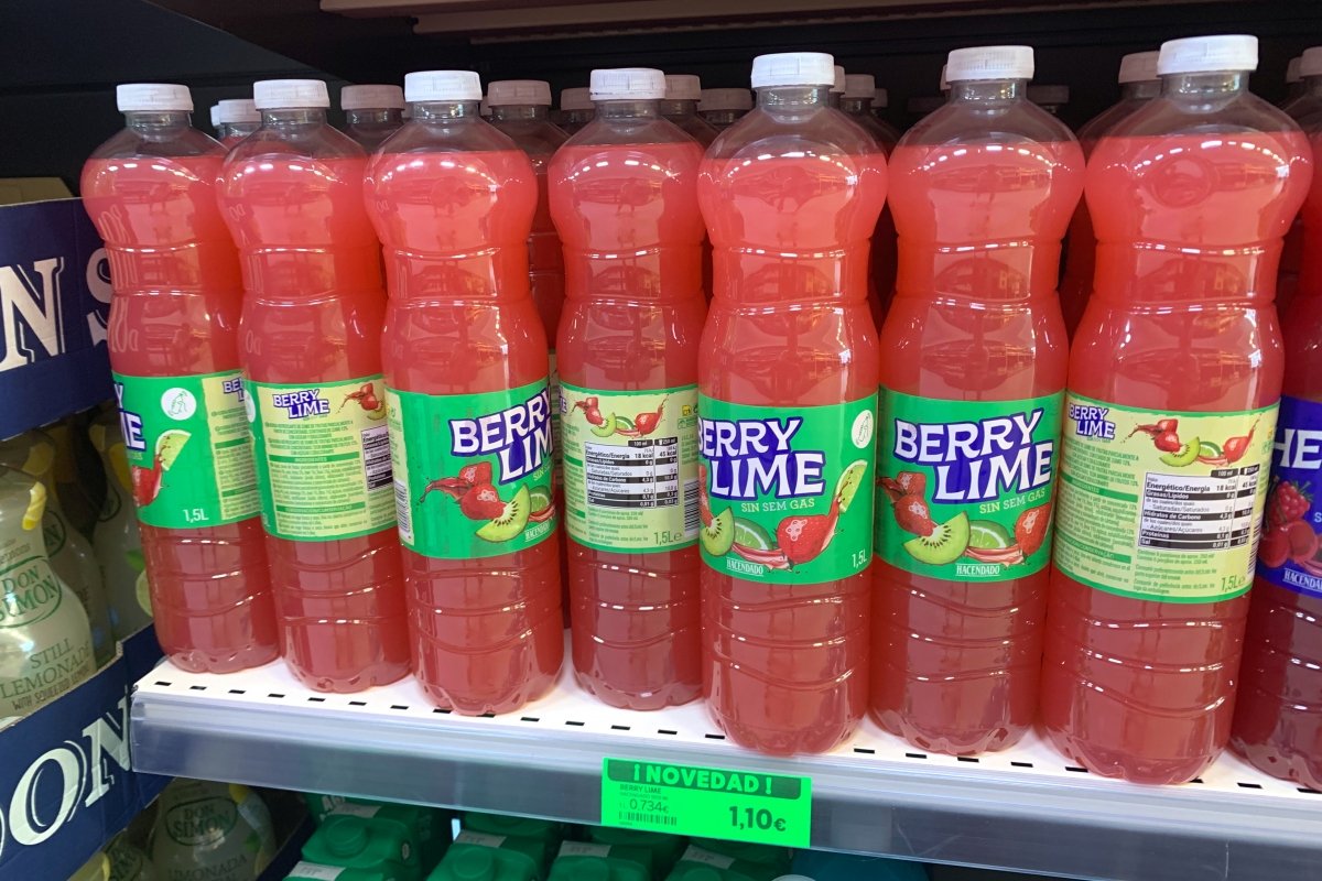 Refrescos sin gas Berry Lime lanzado por la marca blanca Hacendado