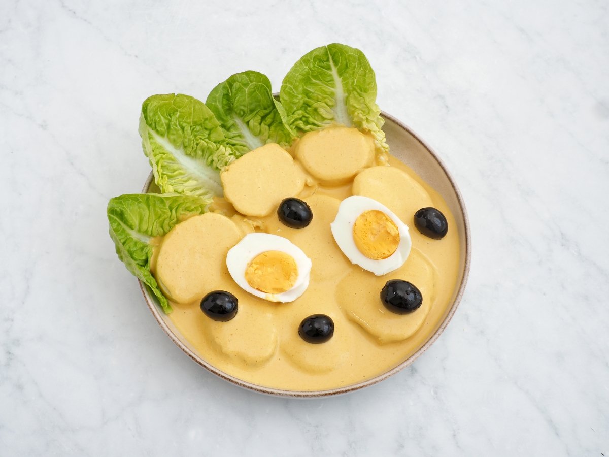 Regamos con la salsa y añadimos el huevo y las aceitunas