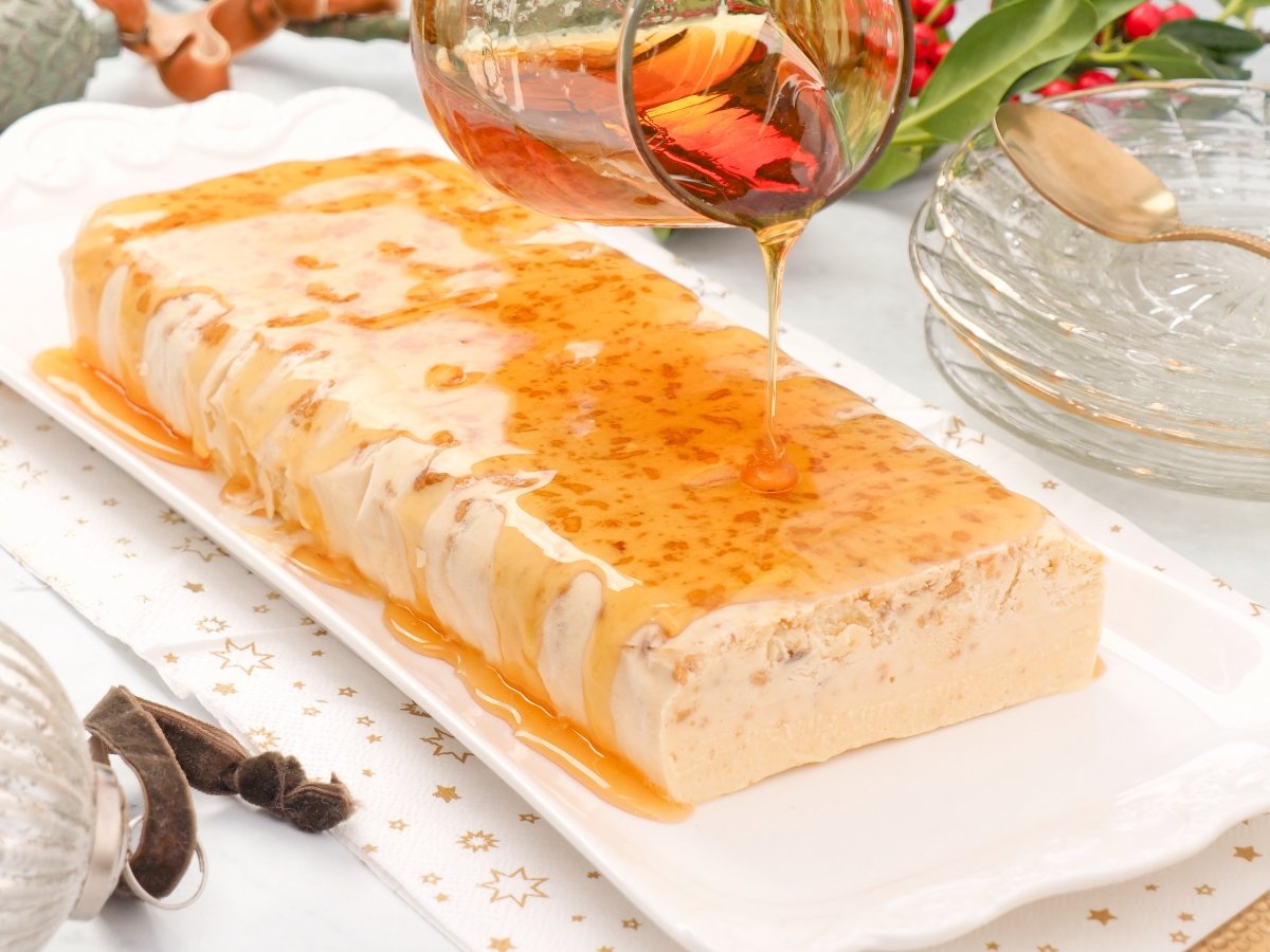 Regando el semifrío de turrón con caramelo