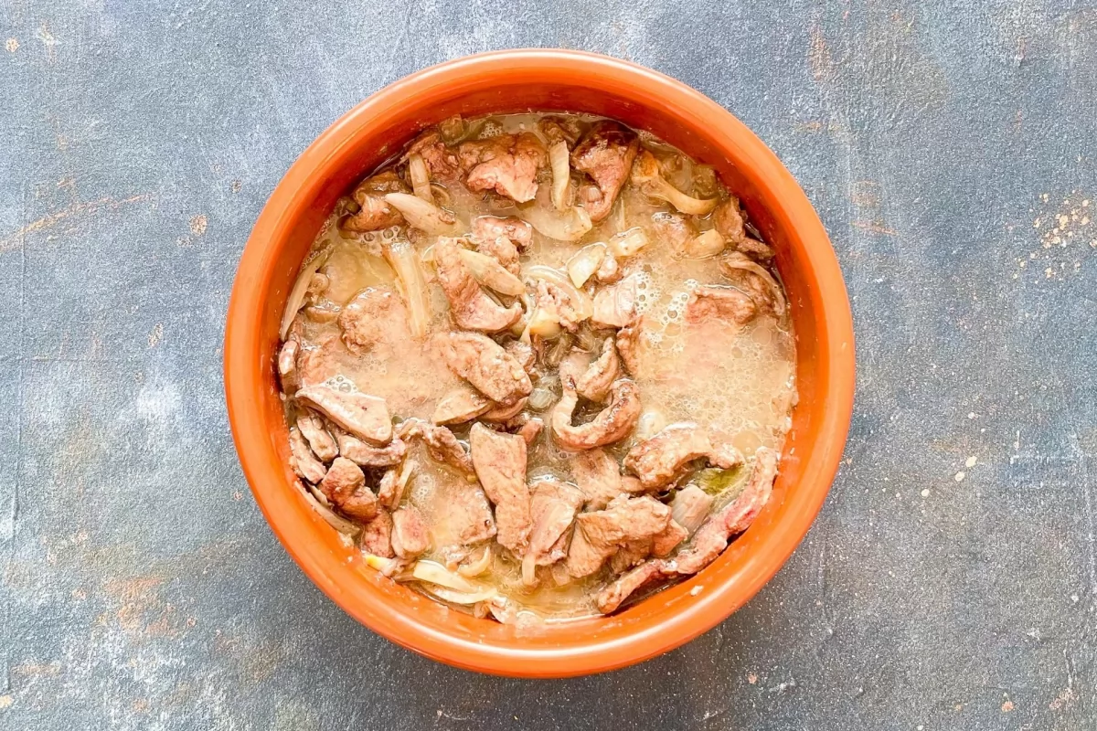 Hígado encebollado 4 Regar con el vino blanco *