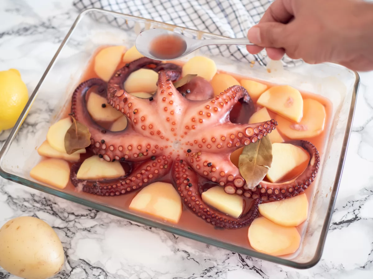 Pulpo al horno con patatas 5 Regar el pulpo con el líquido de la bandeja para el pulpo al horno con patatas