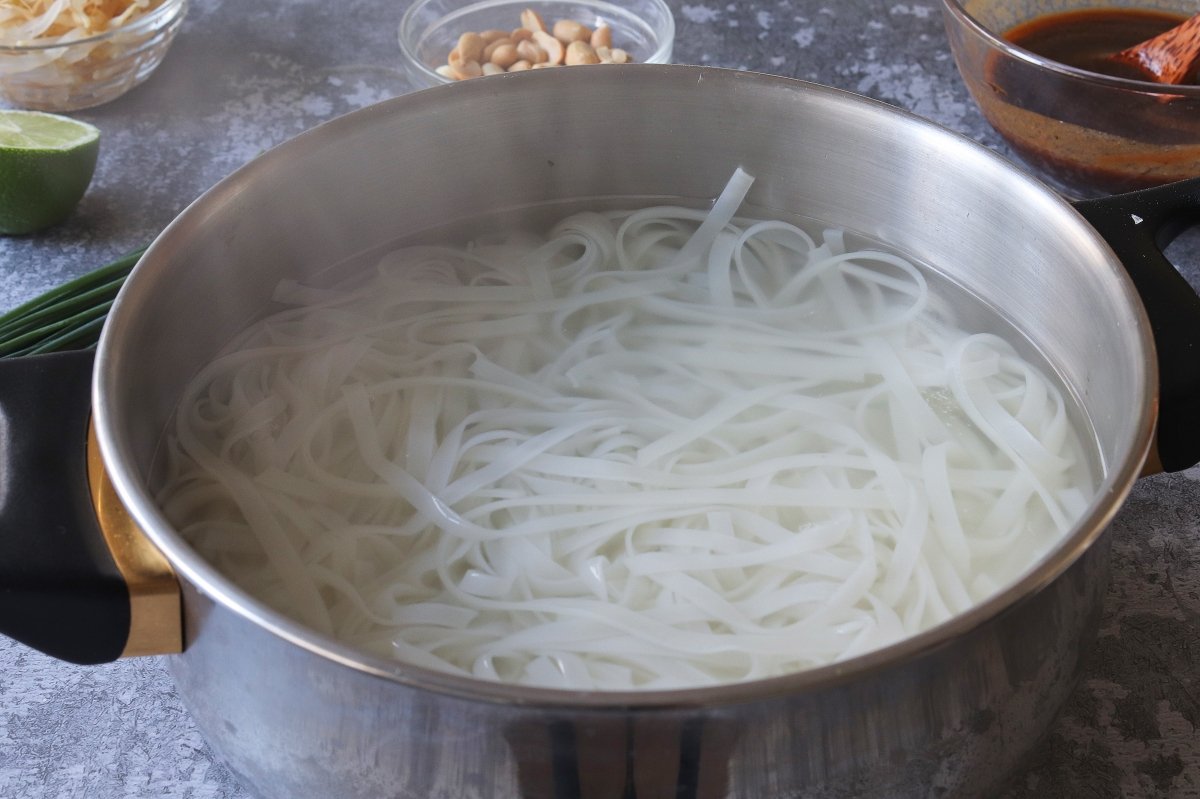 Regenerar los fideos de arroz para el pad thai