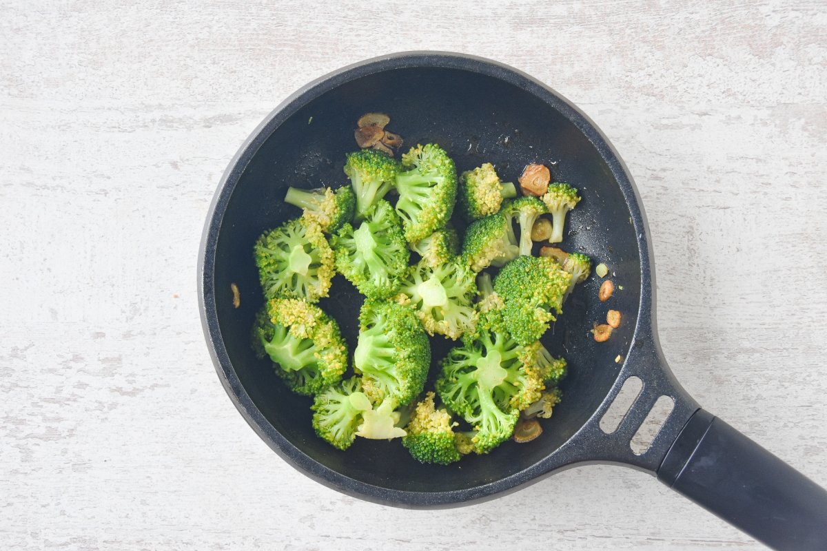 Rehogamos el brócoli con los ajos y el pimentón