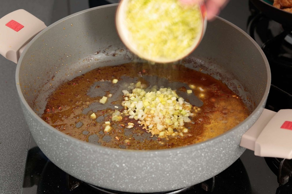 Rehogamos el puerro y el ajo para el arroz