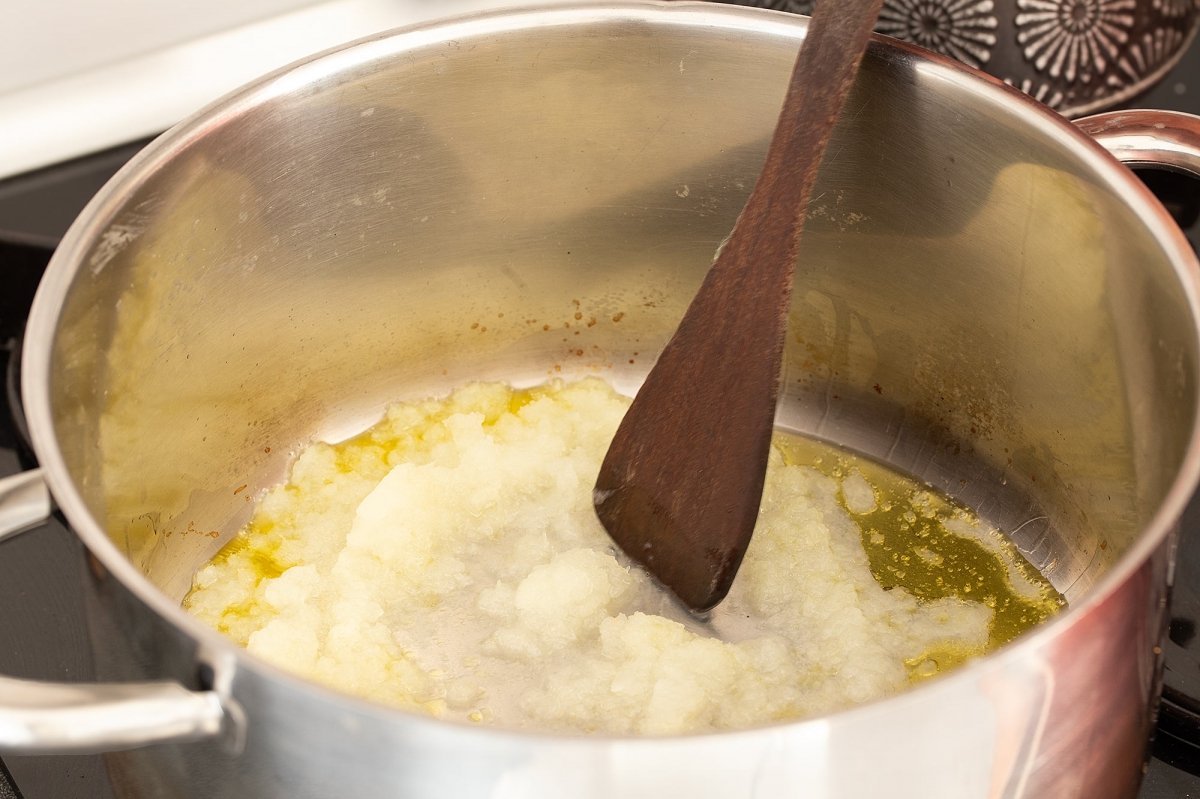 Rehogamos la cebolla rallada en aceite