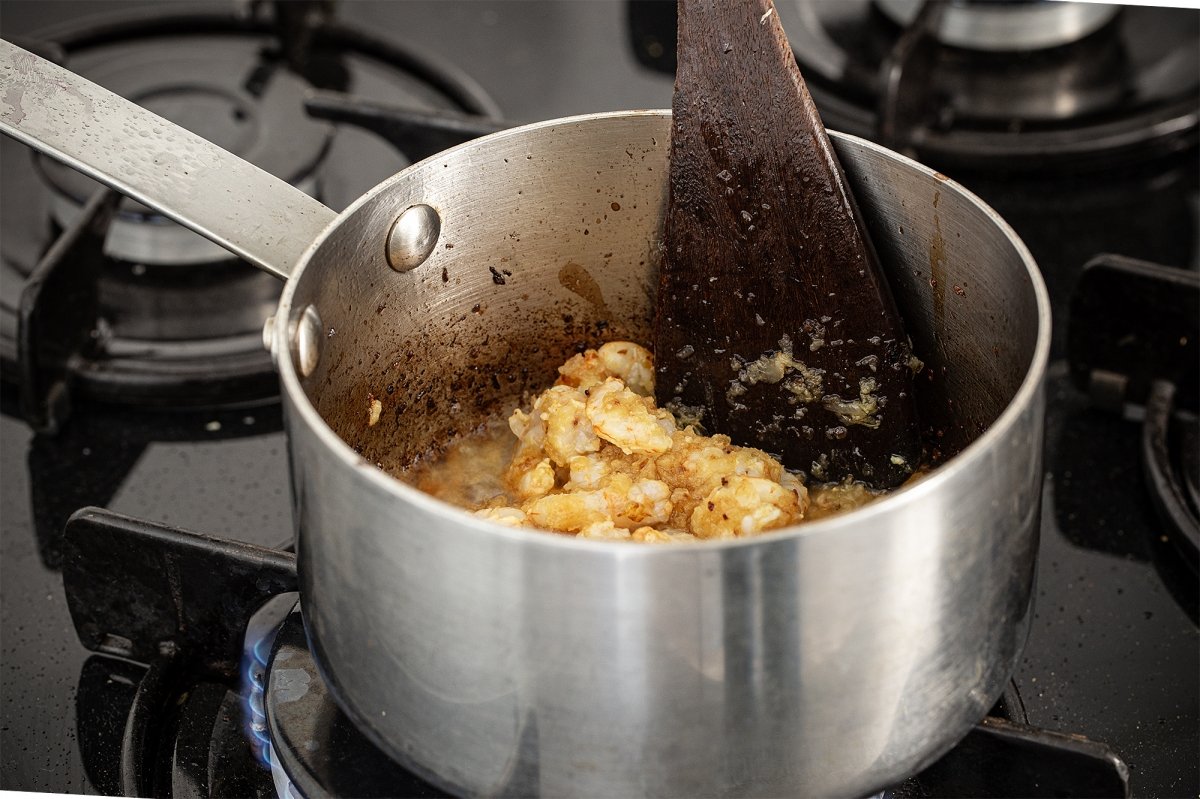 Rehogamos la cebolla rallada y las gambas