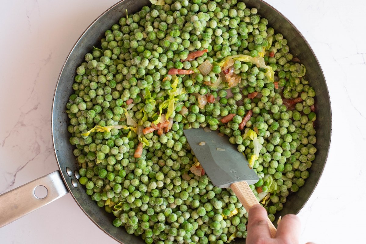 Rehogamos los guisantes a la francesa