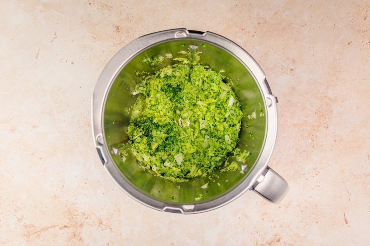 Rehogando brócoli y puerro para la crema de brócoli en Thermomix