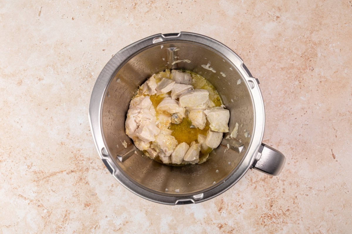 Rehogando el pollo con almendras en Thermomix