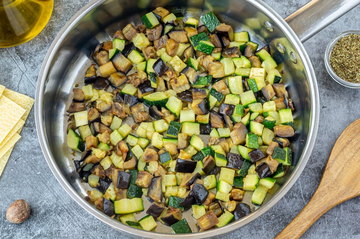 Rehogar calabacín y berenjena para la lasaña de verduras