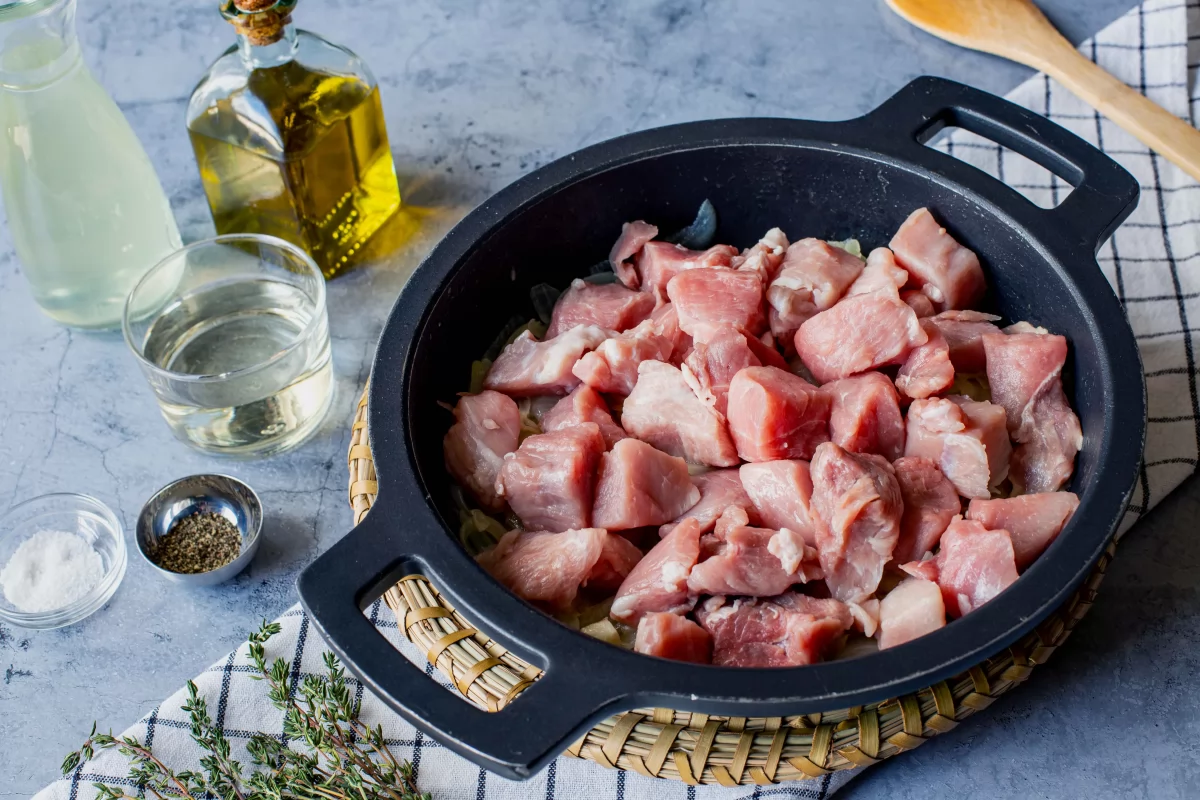 Rehogar carne para hacer el cerdo guisado con cebolla *