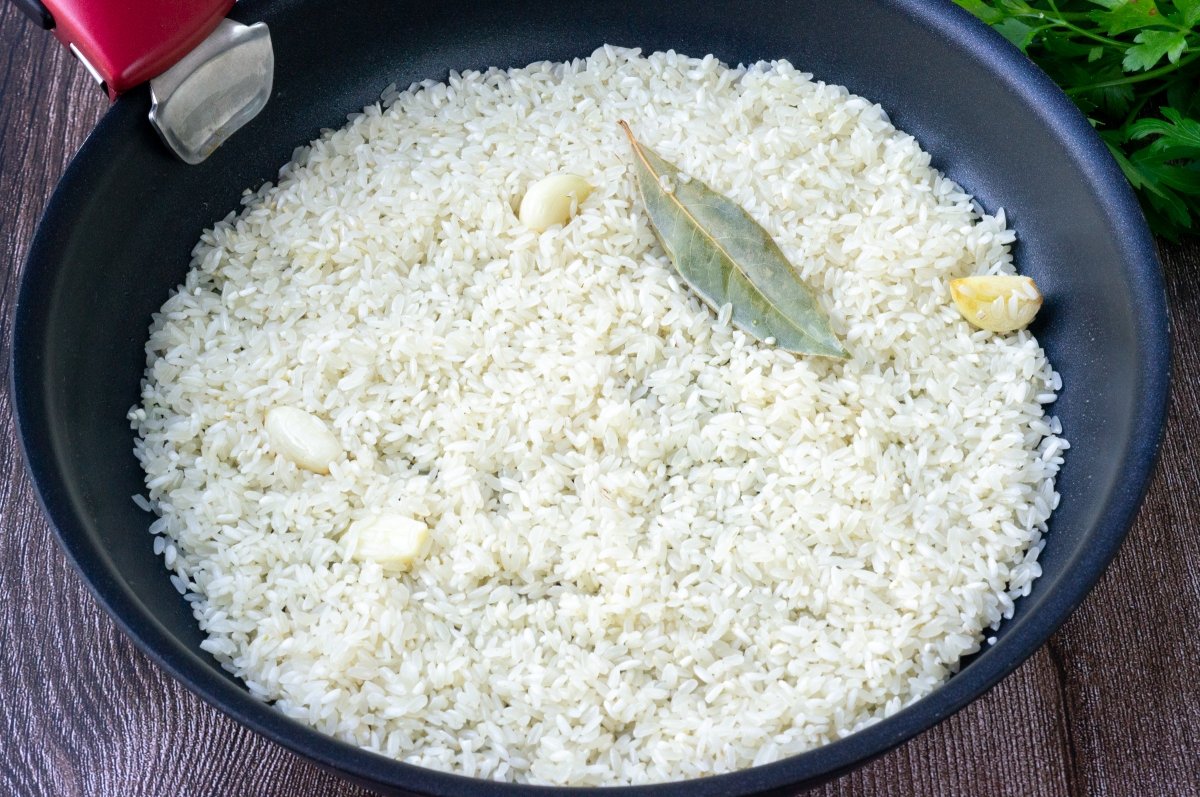 Rehogar el arroz en el aceite con los ajos