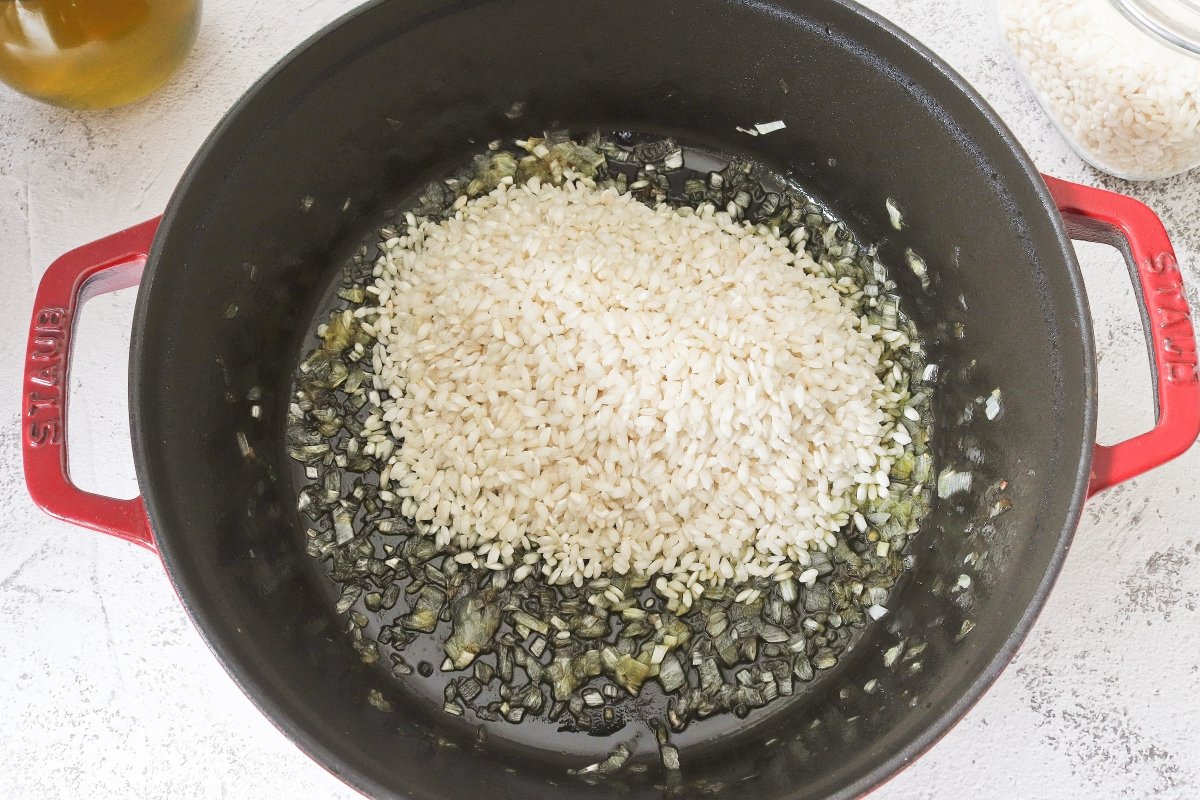 Rehogar el arroz para el risotto a la parmesana