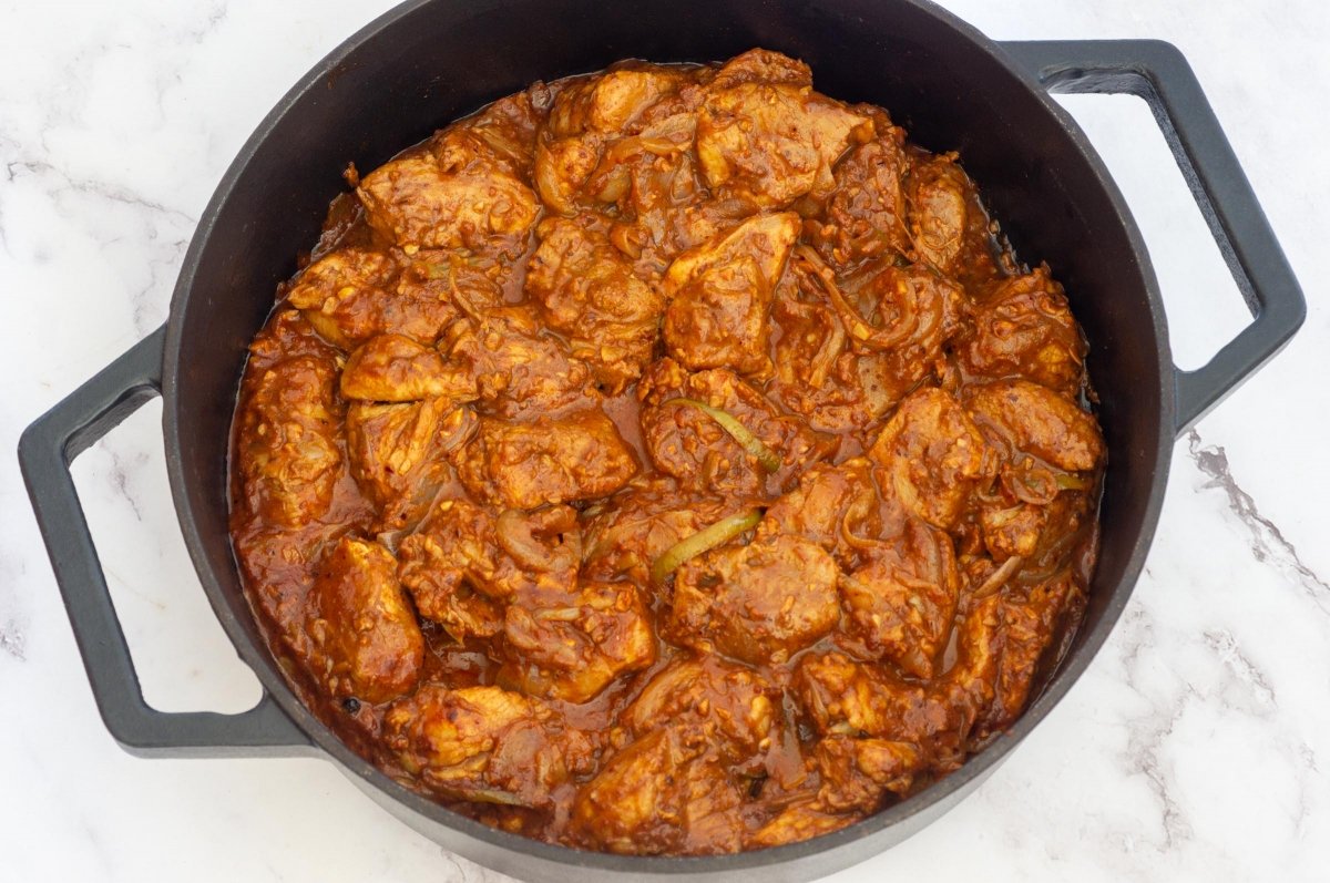 Rehogar el cerdo para el vindaloo