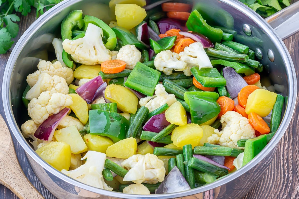 Rehogar el pimiento y la cebolla del curry de verduras